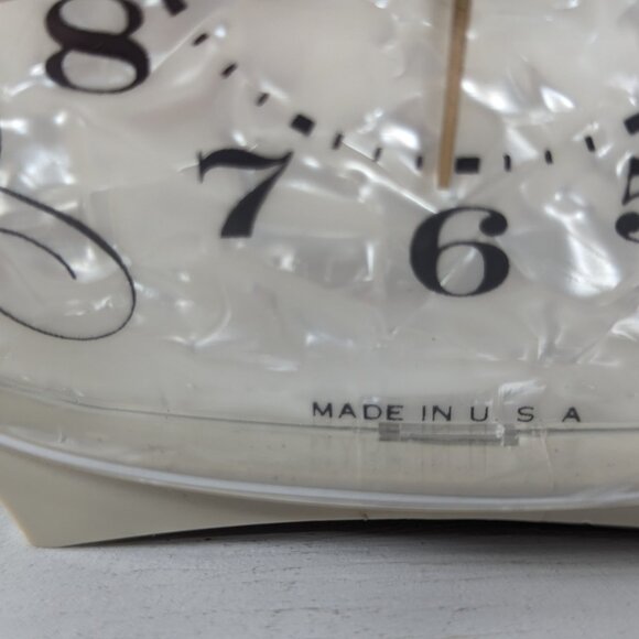 Vintage 1950s Triangular Ingraham electric alarm clock (wired) White pearl face - Picture 9 of 12